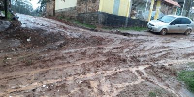 Morador do bairro Santa Marta em Camaquã relata indignação com o barro de sua rua