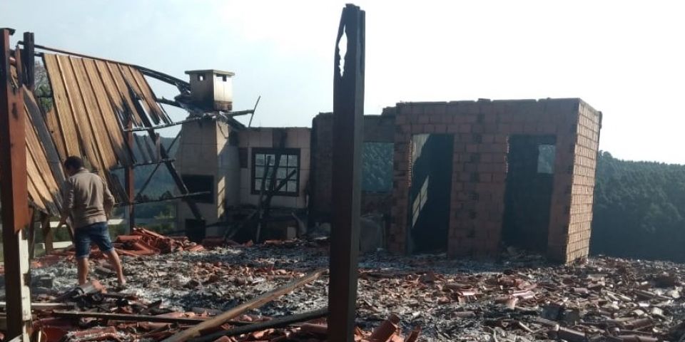 Casa é incendiada e outra é alvo de furto na mesma propriedade em São Jerônimo