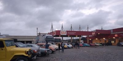 Proprietários de carros antigos realizam carreata para protestar contra reforma tributária em Camaquã