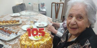 Com balões e música, carreata celebra aniversário de 105 anos de moradora do RS