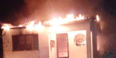Casa é incendiada por homem armado no bairro Jardim em Camaquã
