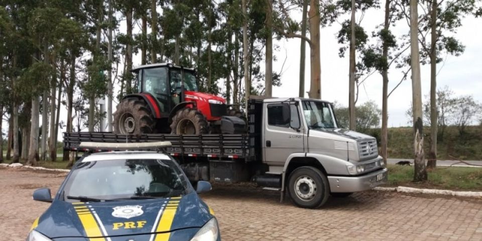 PRF recupera caminhão e trator furtados na região central do RS