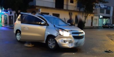 Colisão entre duas camionetes causa danos materiais no centro de Camaquã