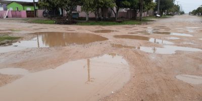 Barro e buracos preocupam moradores da Rua Teixeira de Freitas em Camaquã