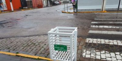 Lixeiras instaladas pela prefeitura são furtadas no centro de Camaquã