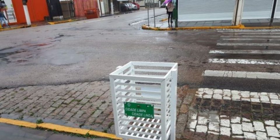 Lixeiras instaladas pela prefeitura são furtadas no centro de Camaquã