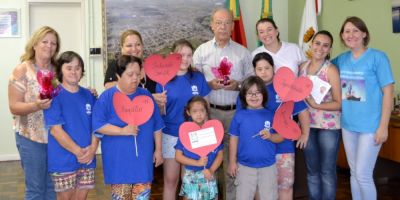 Apae de Camaquã realiza visita ao prefeito pelo Dia Internacional da Síndrome de Down - 21 de março