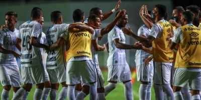 Grêmio volta a vencer no Brasileirão e respira na tabela