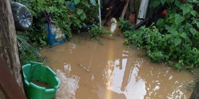 Esgoto a céu aberto é tormento para moradora do Ouro Verde