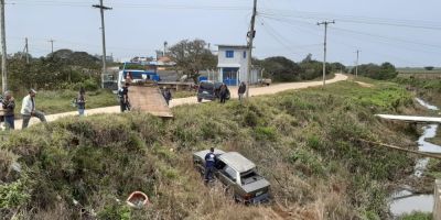 Após colidir em ciclista, carro cai em barranco na BR-116 em Camaquã