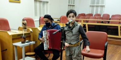 Murielzinho canta o Hino Rio-grandense na Câmara de Vereadores de Camaquã