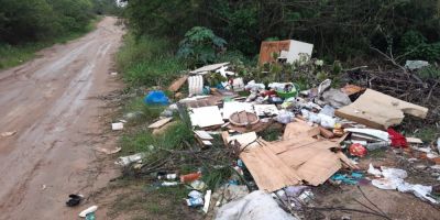 Lixo descartado de forma irregular causa transtorno a moradores em Camaquã