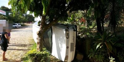 Motorista perde o controle de direção, carro tomba e acaba parando em uma árvore em Camaquã
