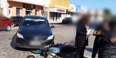 Acidente de trânsito deixa motociclista ferida no centro de Camaquã