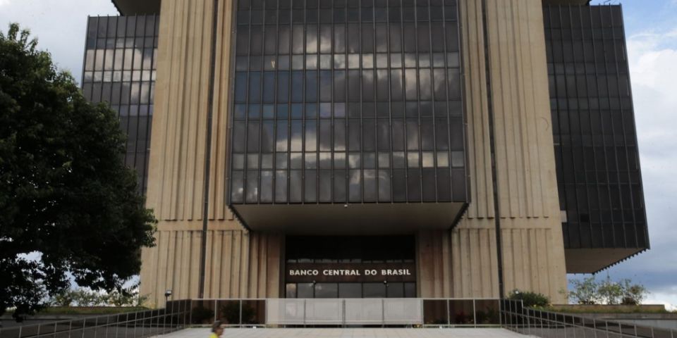 Mercado financeiro reduz projeção de queda da economia para 5,05%