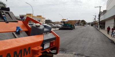 Seguem as obras de asfaltamento na Rua Major Lucio Meirelles em Camaquã