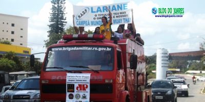 Campeã mundial de Muay Thai desfila no caminhão dos bombeiros pelas ruas de Camaquã