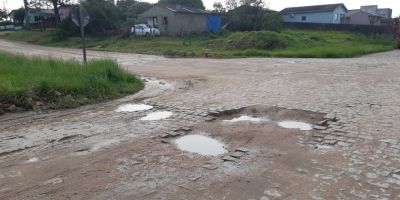 Moradores reclamam de buracos em cruzamento no bairro Viégas em Camaquã