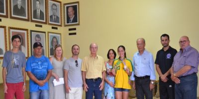 Prefeito de Camaquã recebe a campeã mundial de Muay Thai Lariane Peres Chagas