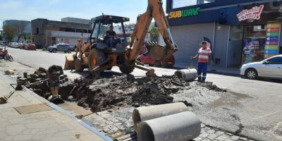 Rua Presidente Vargas recebe manutenção em rede de esgoto em Camaquã