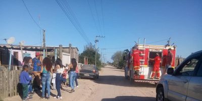 Bombeiros Voluntários de Tapes distribuem doces e brinquedos em comunidades carentes do município