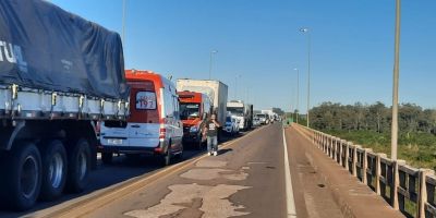 TRAGÉDIA NA BR-290: dois jovens morrem após carro onde estavam cair de ponte na Região Central do RS