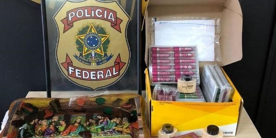 Homem é preso ao tentar enviar quadro da Santa Ceia com cocaína escondida na Fronteira Oeste do RS