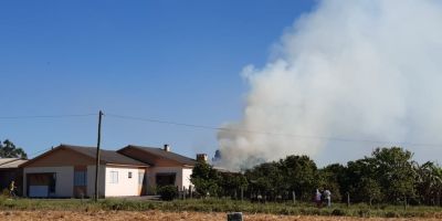 Incêndio mobiliza bombeiros em Camaquã na manhã desta segunda