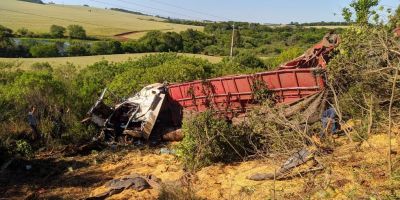 Acidente entre cinco carros e um caminhão deixa três mortos em rodovia no RS