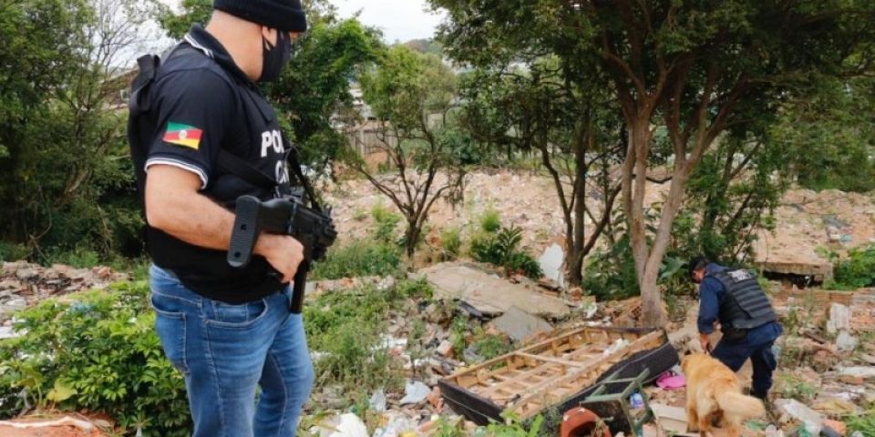 Treze presos e quatro apreendidos em operação contra o tráfico de drogas e armas no RS