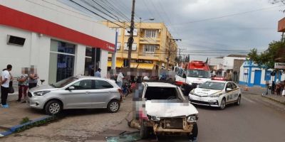 Colisão envolvendo quatro veículos deixa motociclista ferido no centro de Camaquã