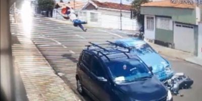 Motoboy morre após colidir em carro e ser arremessado em outro veículo