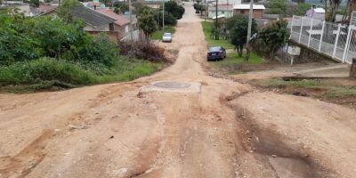 Desnível de bueiro no meio de rua causa transtornos a motoristas em Camaquã