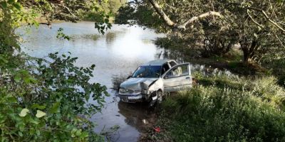 Motorista perde o controle do carro e cai em arroio em Camaquã