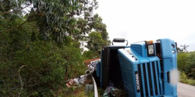 Carreta com carga de adubo tomba na ERS-350 em Chuvisca