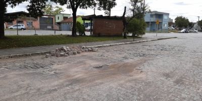 Buraco no meio de rua atrapalha trânsito em Camaquã