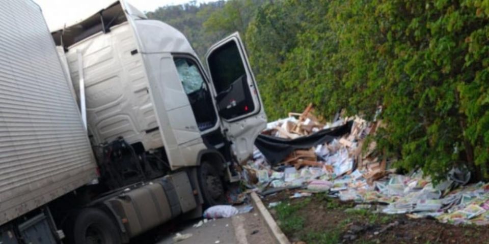 Motorista de caminhão com placas de Tapes morre em acidente na BR-116 em Minas