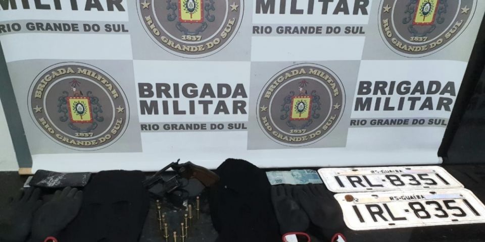 Homem é preso com carro roubado, arma, touca ninja e luvas em Tapes