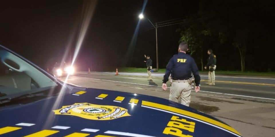 PRF prende foragido da justiça na BR-116 em Pelotas