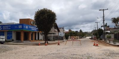 Rua Presidente Vargas recebe serviço de limpeza para colocação do asfalto em Camaquã