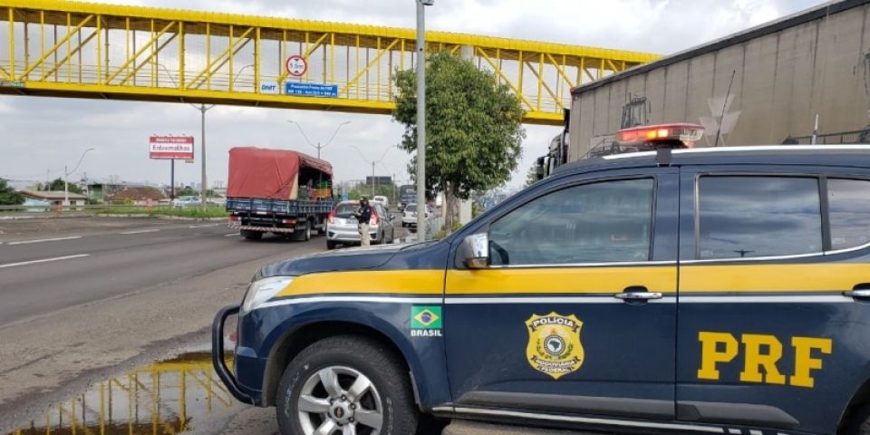 PRF prende motorista que fugiu após atropelar ciclista na BR-116 no RS