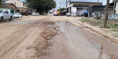 Cano quebrado causa desperdício de água no bairro Viégas em Camaquã