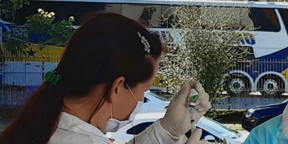 França diz que vacinação será gratuita e poderá começar em janeiro