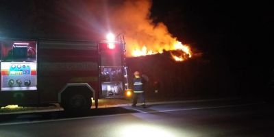 Incêndio às margens da BR-116 mobiliza Corpo de Bombeiros Voluntários de Tapes