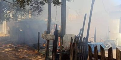 Incêndio atinge casa de madeira em São Lourenço do Sul 