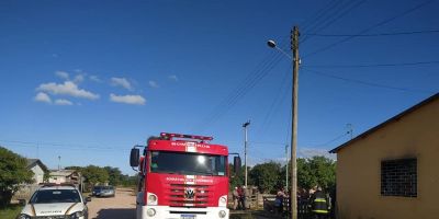 Princípio de incêndio em residência é controlado pelo Corpo de Bombeiros em Tapes