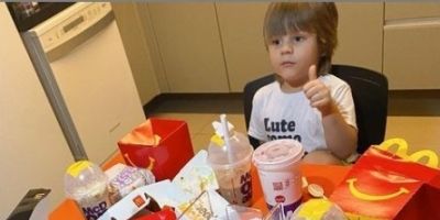 Criança pega o celular da mãe e gasta R$400 no McDonald's pelo iFood