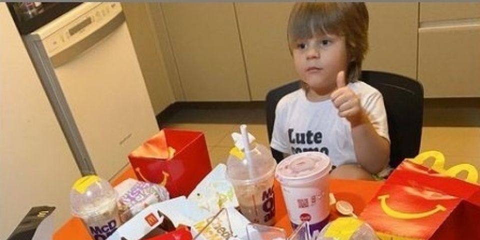 Criança pega o celular da mãe e gasta R$400 no McDonald's pelo iFood