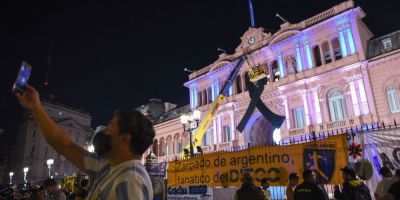 Argentinos se despedem de Maradona na Casa Rosada