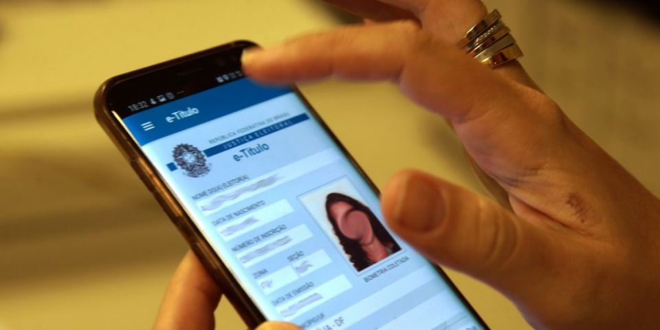 Para justificar ausência no domingo, eleitor deve baixar e-Título hoje
